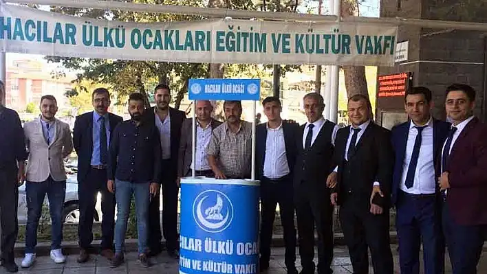 Ülkü Ocakları aşure dağıttı 