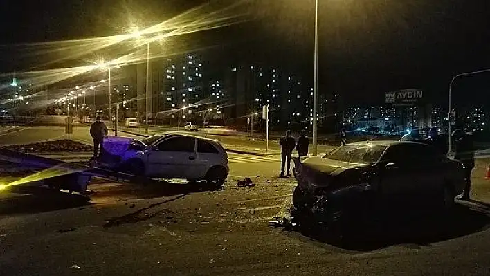 Otomobiller kafa kafaya çarpıştı: 2 yaralı