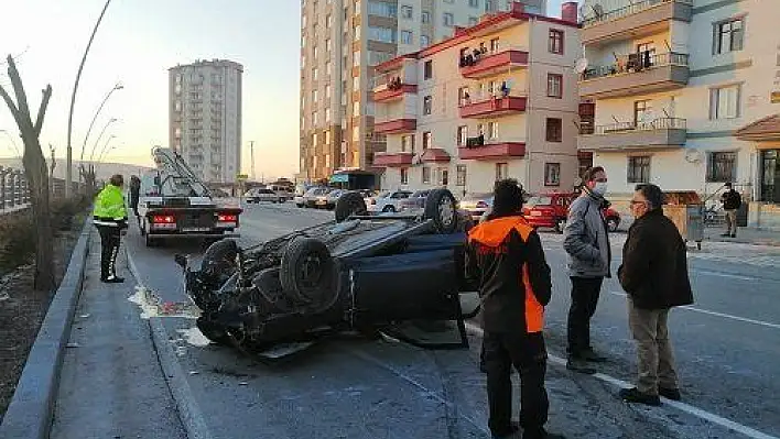 Kontrolden çıkan otomobil ağaca çarpıp takla attı: 2 yaralı