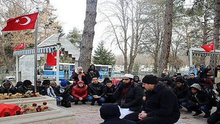 80 ülkeden 120 öğrenci Polis Şehitliği'ni ziyaret etti 