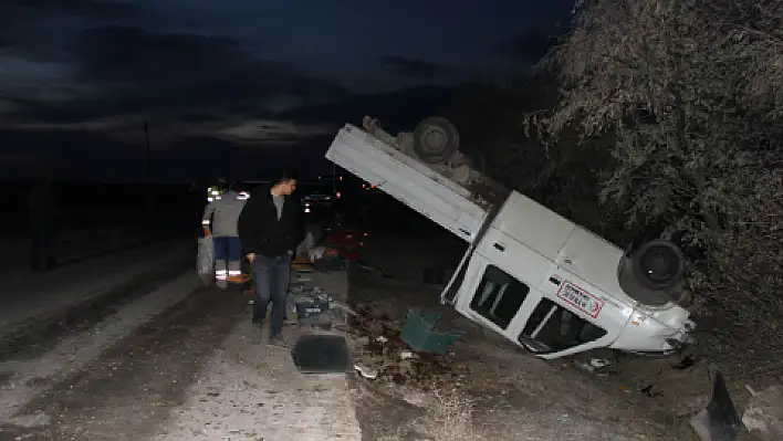 İşçileri taşıyan kamyonet devrildi