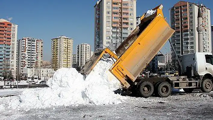 Talas 'ta çocukların kızak keyfi için kamyonlarla kar taşındı