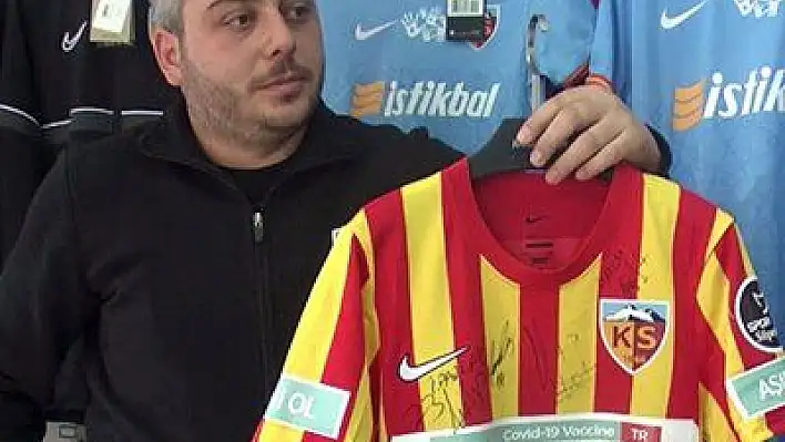 Gol atan futbolcunun forması Store'da 