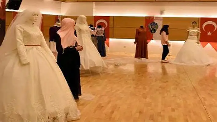 Madde bağımlısı genç kızlar hayallerindeki gelinlikleri dikti  