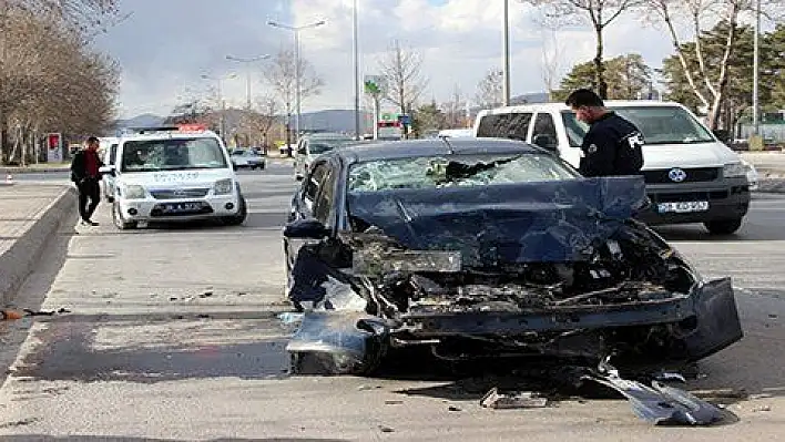 Otomobil halk otobüsüne arkadan çarptı: 3 yaralı 