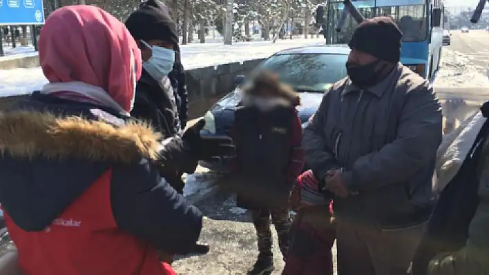 Zabıtalardan dilenen çocuklara denetim 