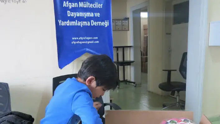 Afgan derneği çocukların yüzünü güldürdü