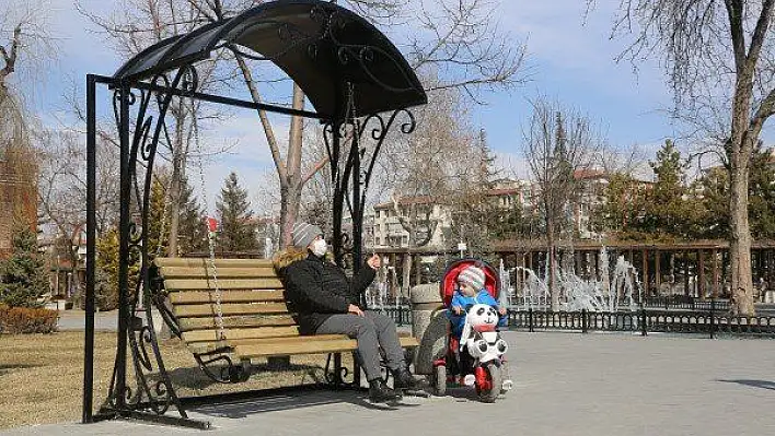 Büyükşehir parklara masa, sandalye ve sallanan bank yerleştirdi