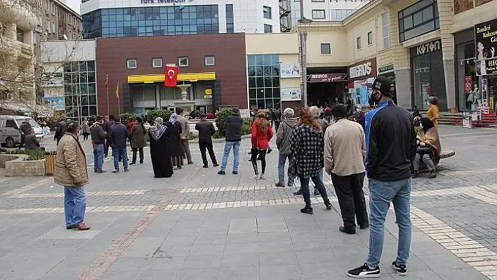 PTT önünde uzun kuyruk oluştu, polis uyardı