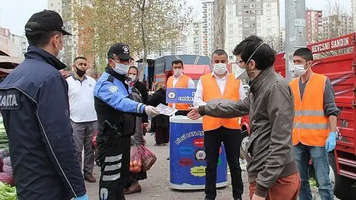 Kayseri Emniyeti ve Talas Belediyesi  'nden pazar yerinde maske dağıtımı 