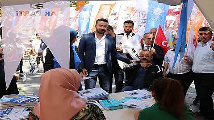 7 parti temsilcisi birleşti, parti stantlarını gezdi