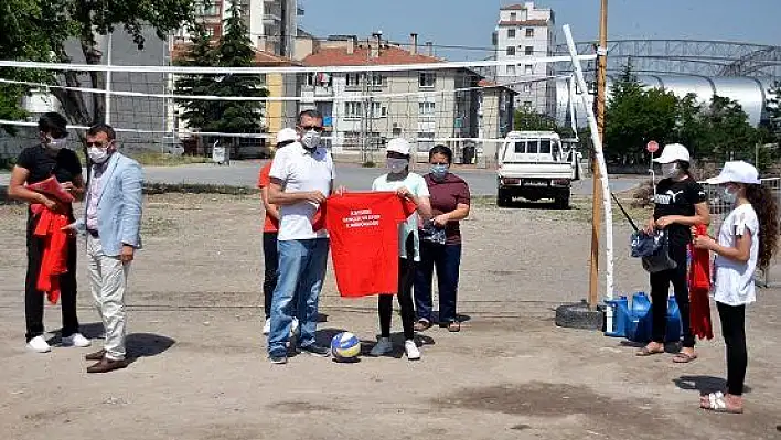 Voleybol tutkunu aileye federasyondan malzeme desteği