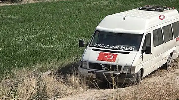 Minibüs şarampole devrildi: 2 yaralı 