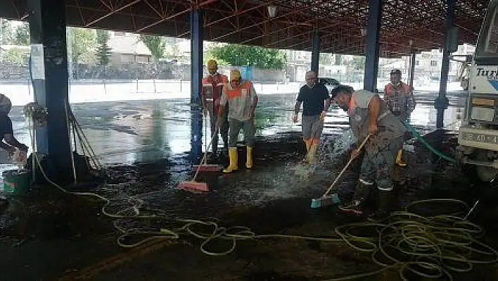 Melikgazi'de kurban kesim yerleri temizlenerek dezenfekte ediliyor