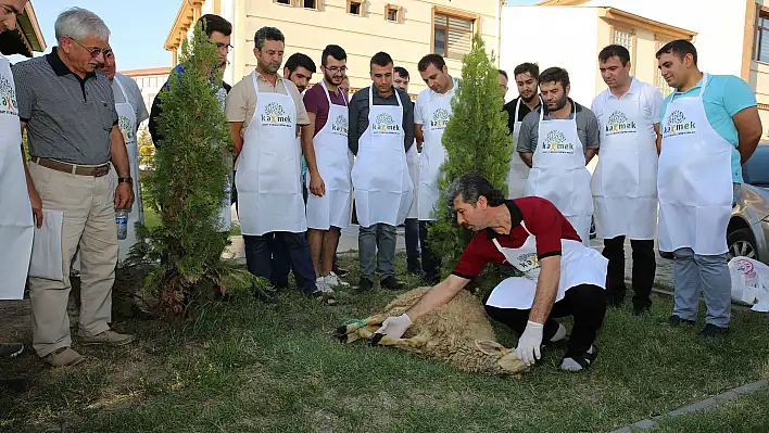 Kaymek'te kurban kesim kursu veriliyor