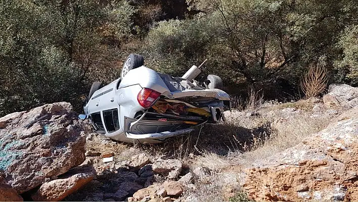 Kontrolden çıkan otomobil dere yatağına uçtu: 5 yaralı