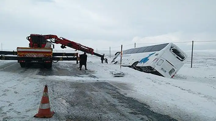 Aynı yol üzerinde 2 yolcu otobüsü devrildi: 22 yaralı 