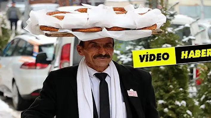 Takım elbiseli simitçi dikkat çekiyor 