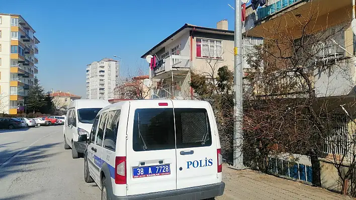 Evinde ölü olarak bulundu 