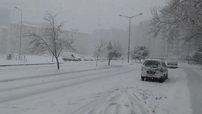 Kayseri'de etkili olan kar yağışı görüş mesafesini düşürdü