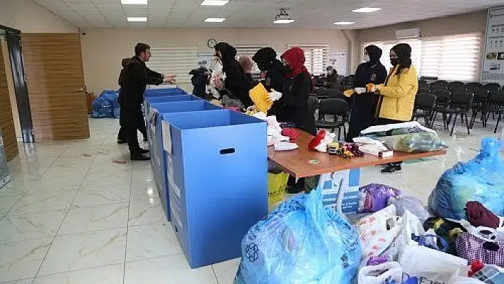 Kayseri'de öğrenciler ikinci el kıyafetleri ihtiyaç sahiplerine ulaştırdı