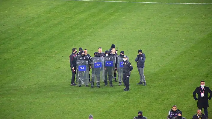 Yeni Malatyaspor-Kayserispor maçı sonrası hakem sahadan çıkamadı