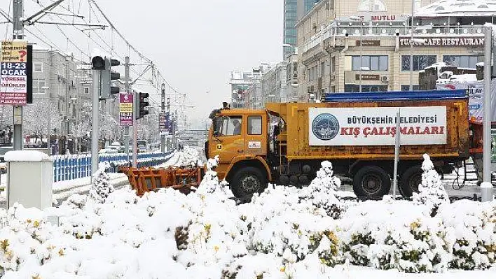 Kayseri Büyükşehir'in kar ve tipi ile mücadelesi sürüyor