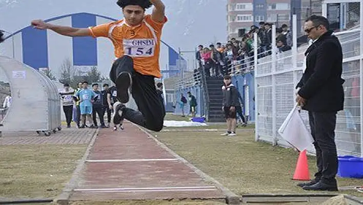 Genç atletler okullar arası müsabakalarda piste çıktı 