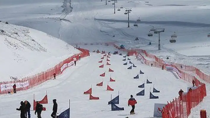 Erciyes Kayak Merkezi'nde hafta sonu yoğunluğu