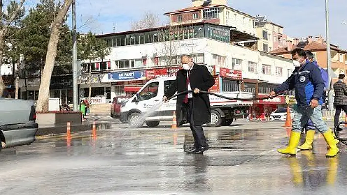 Yahyalı Belediye Başkanı Öztürk, cadde ve sokakları deterjanlı suyla temizledi