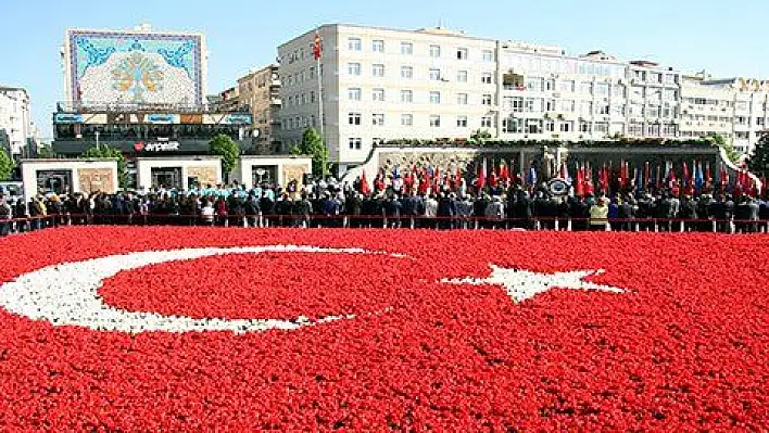 Lalelerle oluşturulan dev Türk bayrağı yanında 23 Nisan töreni