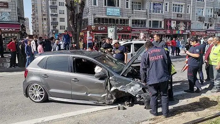 Kaza yapan otomobil 50 metre sürüklendi