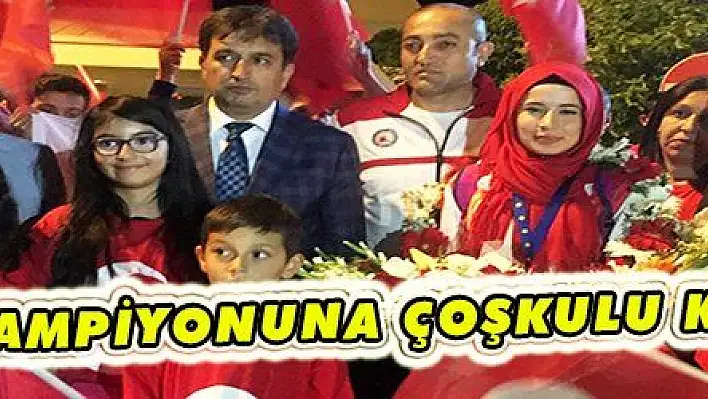 Avrupa Şampiyonu memleketinde Türk Bayraklarıyla karşılandı