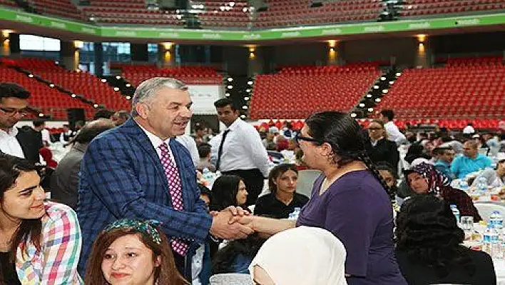 Başkan Çelik yaşlılarla, Sevgi Evleri'ndeki çocuklarla ve engellilerle iftar yaptı