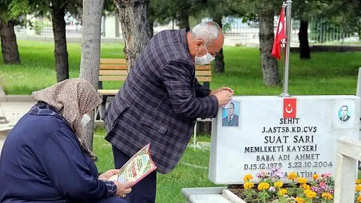 Kayseri'de şehit aileleri, şehitliği ziyaret etti