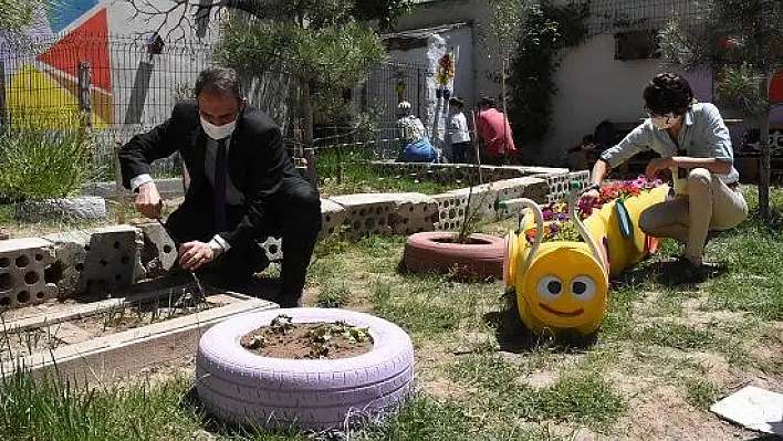 Özledikleri öğrencileri için okulda 'hobi bahçesi' oluşturdular