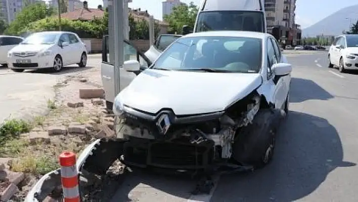 Halk otobüsü ile otomobil çarpıştı: 1 yaralı