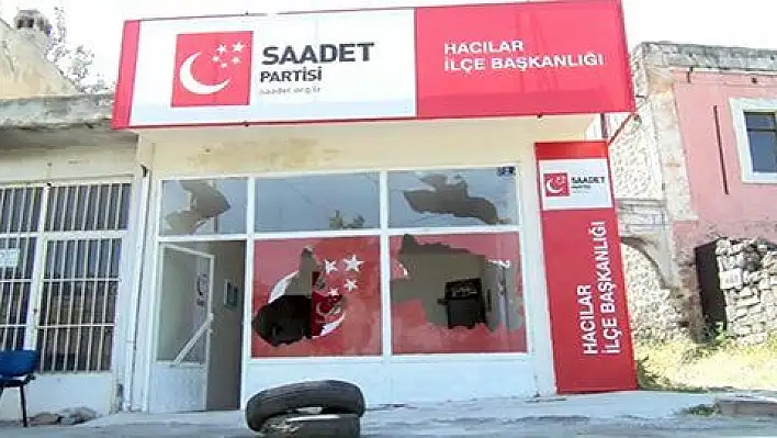 SP ilçe başkanlığının camlarını kız arkadaşıyla tartışan genç kırmış