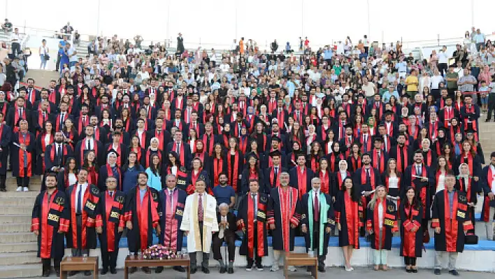 ERÜ Hukuk Fakültesi 15. dönem mezunlarını verdi