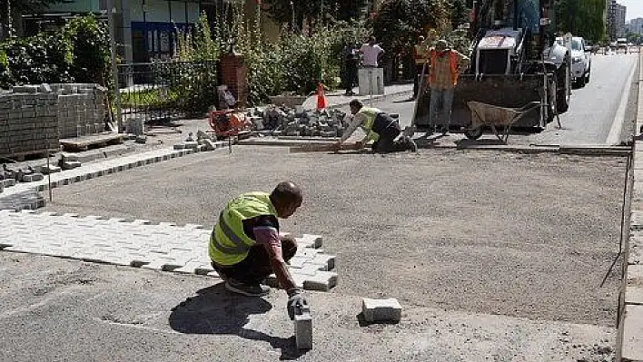 Melikgazi'de kaldırım çalışmaları aralıksız devam ediyor