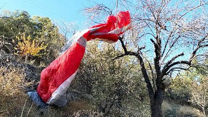 Kayalık alana düşen paraşütçü ağır yaralandı