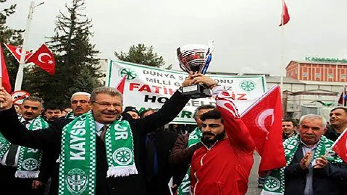 Dünya şampiyonu güreşçi Fatih Cengiz, memleketinde coşkuyla karşılandı 