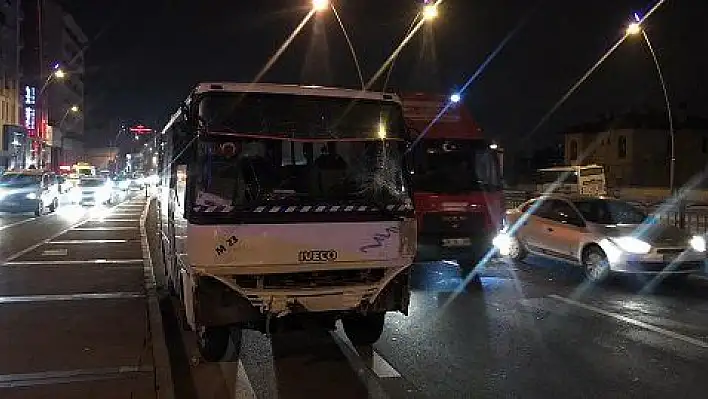 Trafik kazası: 3 araç birbirine girdi