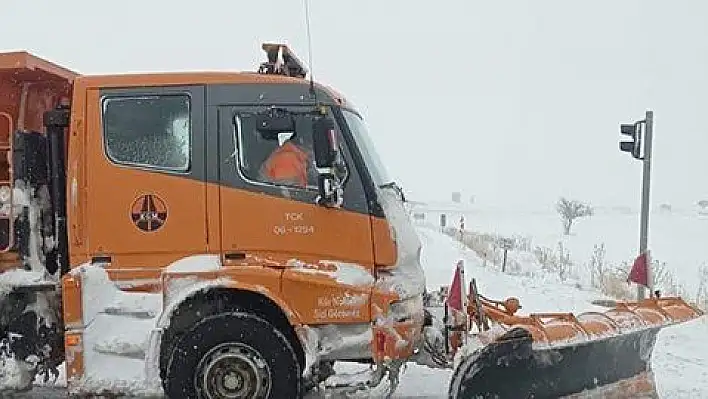 Develi-Adana yolu kar yağışı nedeniyle trafiğe kapandı