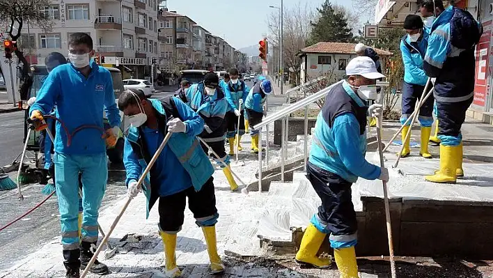 Kayseri'de kaldırım ve sokaklar deterjanla yıkandı