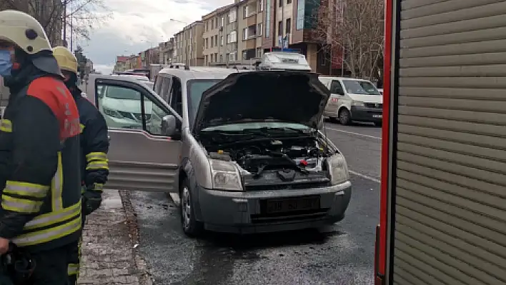 Seyir halindeki araç yandı