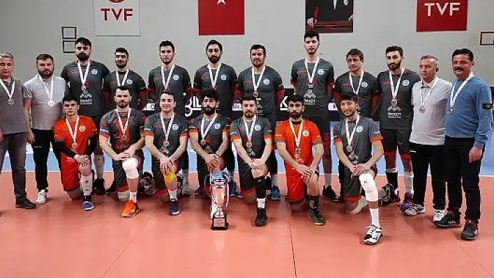 Develi Belediyespor şampiyonluk kupasını kaldırdı