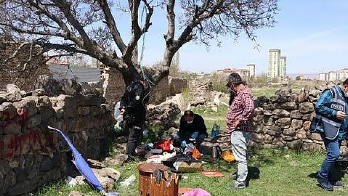 Çaldıklarını yakarken polisi görüp kaçtılar