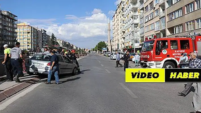 Bariyerlere asılı kalan otomobili itfaiye ekipleri kurtardı