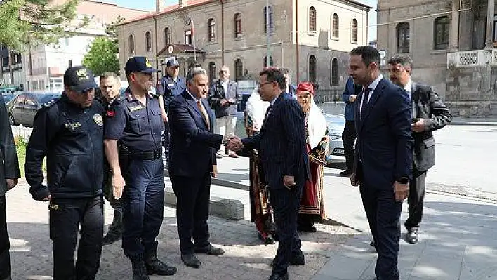 Vali Çiçek, Develi'de ilçe protokolü ve muhtarlarla bir araya geldi